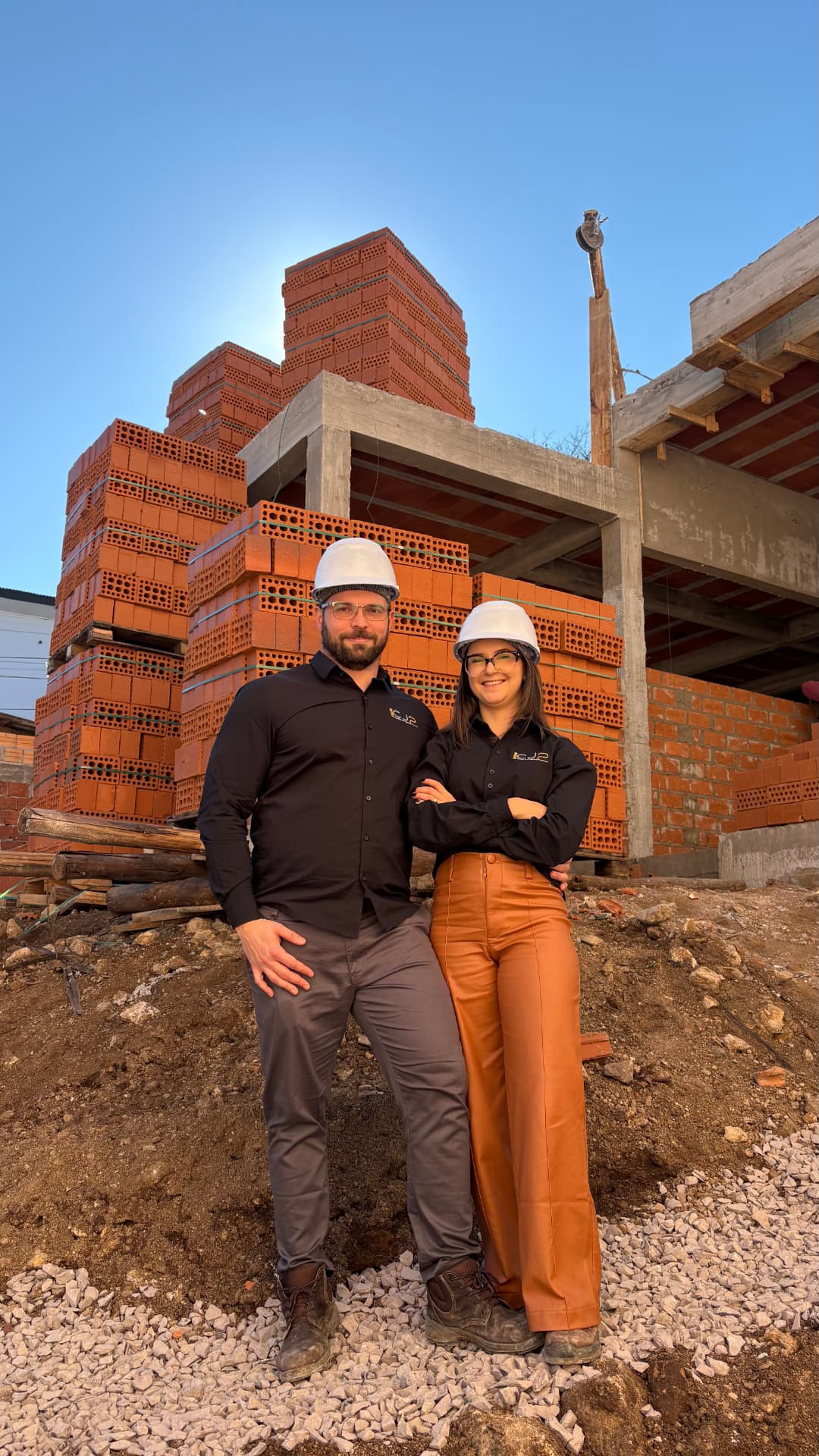 César e Júlia, engenheiros da CJ2 Gestão & Projetos, em obra